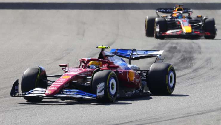 La Ferrari F1 di Hamilton in pista seguita da una Red Bull