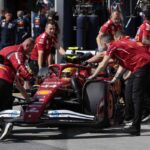 La Ferrari F1 di Lewis Hamilton riportata nel box dai meccanici