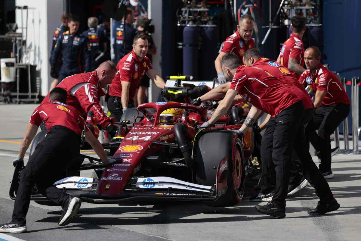La Ferrari F1 di Lewis Hamilton riportata nel box dai meccanici