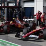 Le Ferrari F1 di Hamilton e Leclerc in uscita dal box