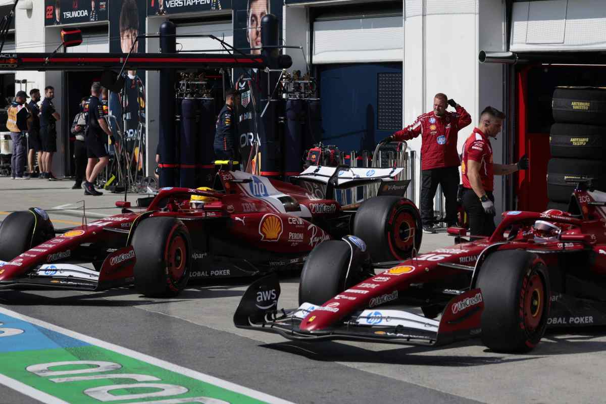 Le Ferrari F1 di Hamilton e Leclerc in uscita dal box