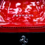 Posteriore di una Ferrari con il logo