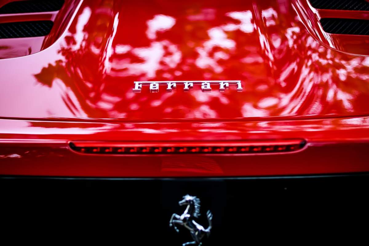 Posteriore di una Ferrari con il logo