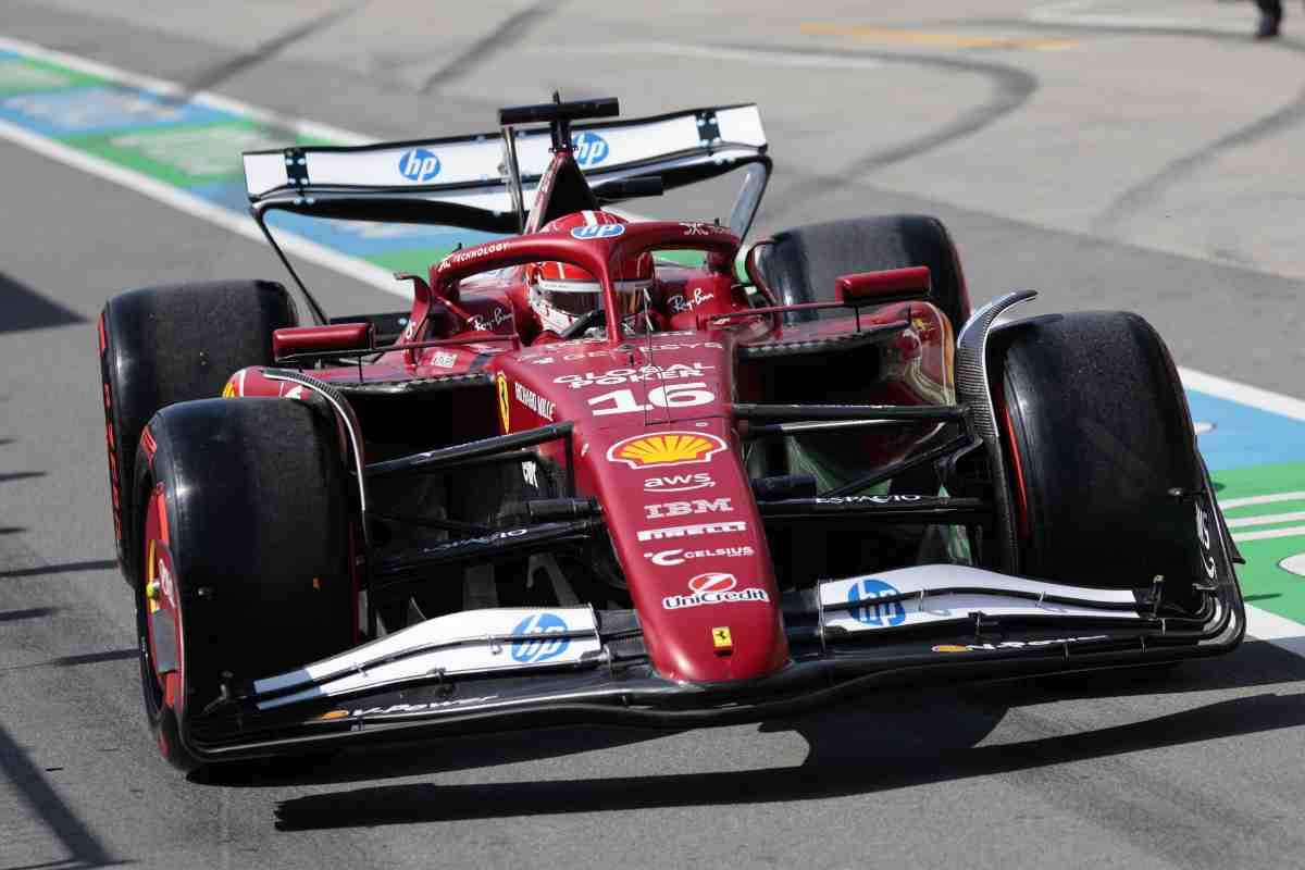 La Ferrari di Leclerc nella corsia box