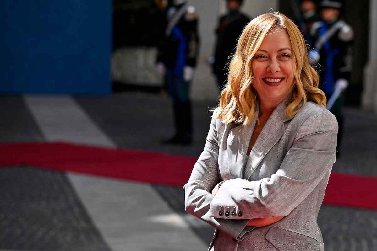 Giorgia Meloni sorride