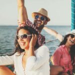 Giovani felici sulla barca