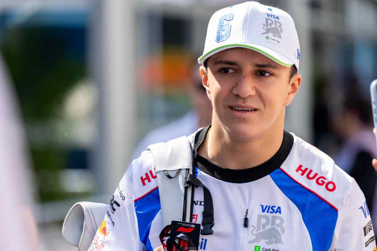 Isack Hadjar arriva nel paddock