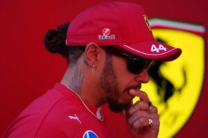 Lewis Hamilton perplesso
