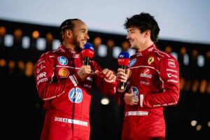 Hamilton e Leclerc con la tuta Ferrari