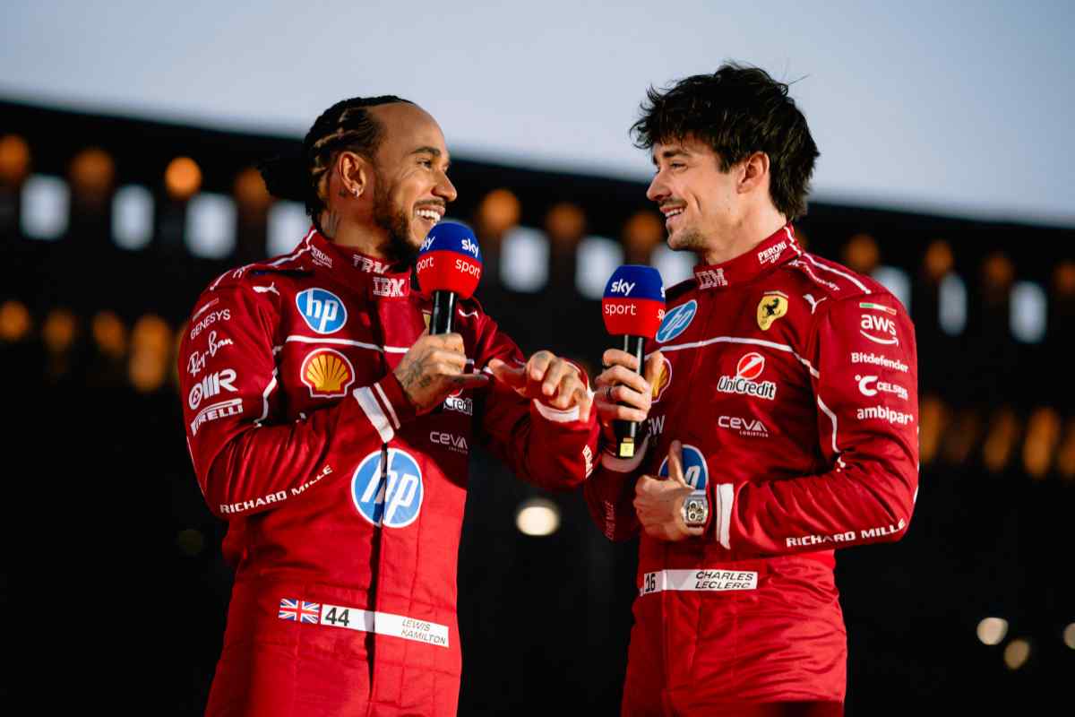 Hamilton e Leclerc con la tuta Ferrari