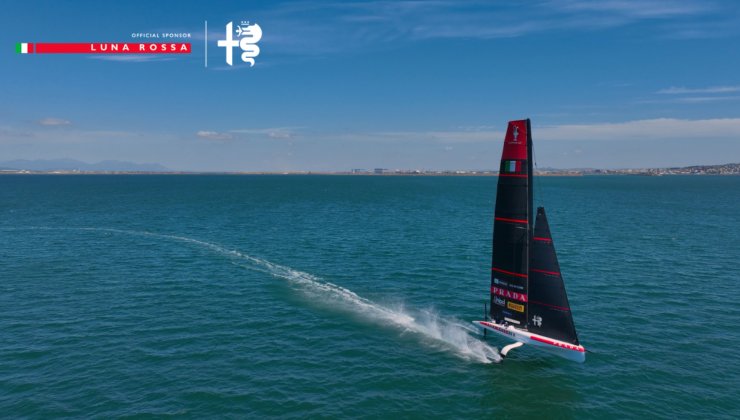 Luna Rossa in mare , la scritta "official sponsor Luna Rossa" e il simbolo del Biscione