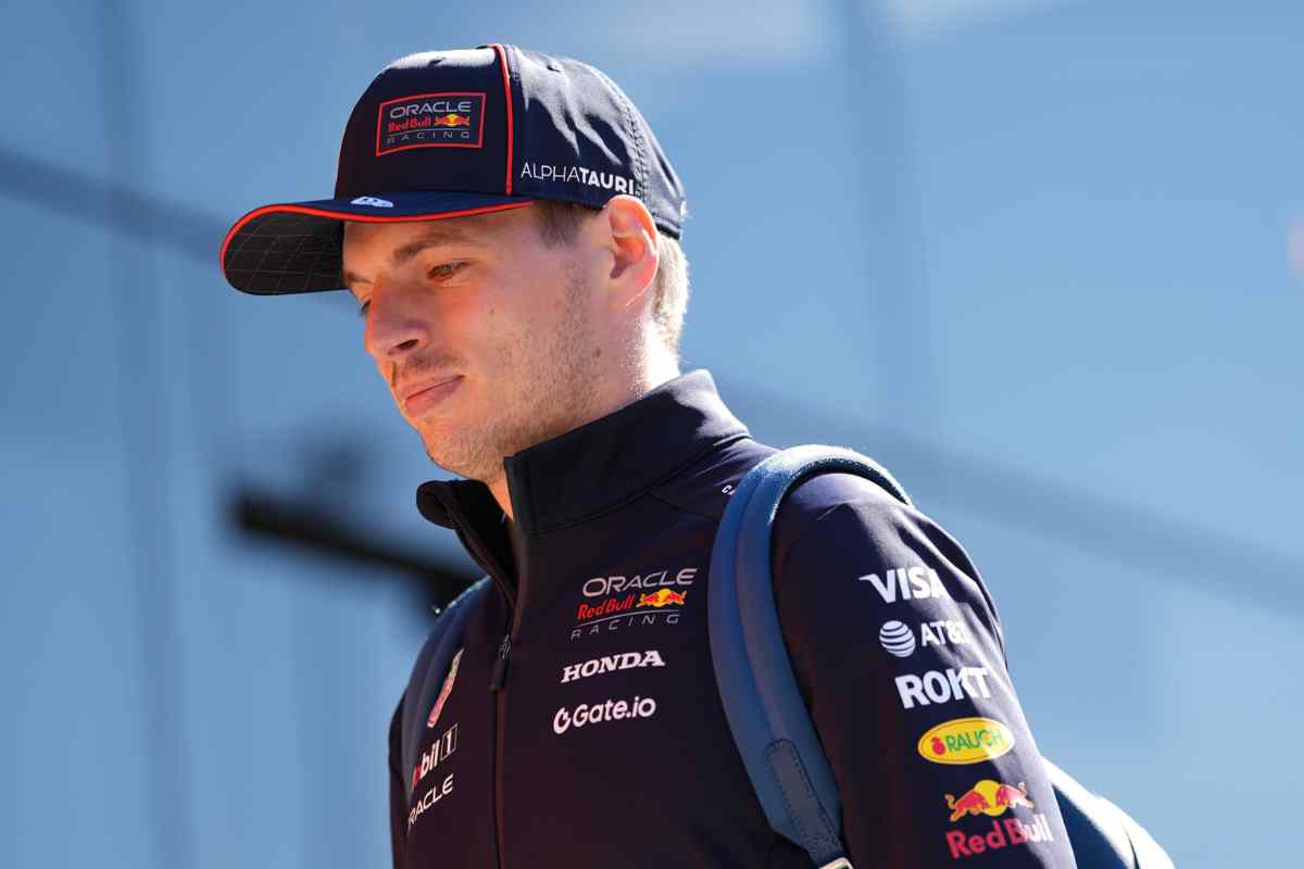 Max Verstappen cammina con lo zaino in spalla