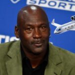 Primo piano di Michael Jordan e il disegno di un aereo