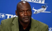 Primo piano di Michael Jordan e il disegno di un aereo