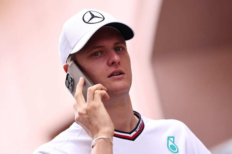 Mick Schumacher al telefono