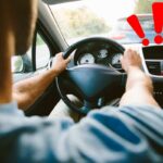 Un uomo in auto e tre punti esclamativi
