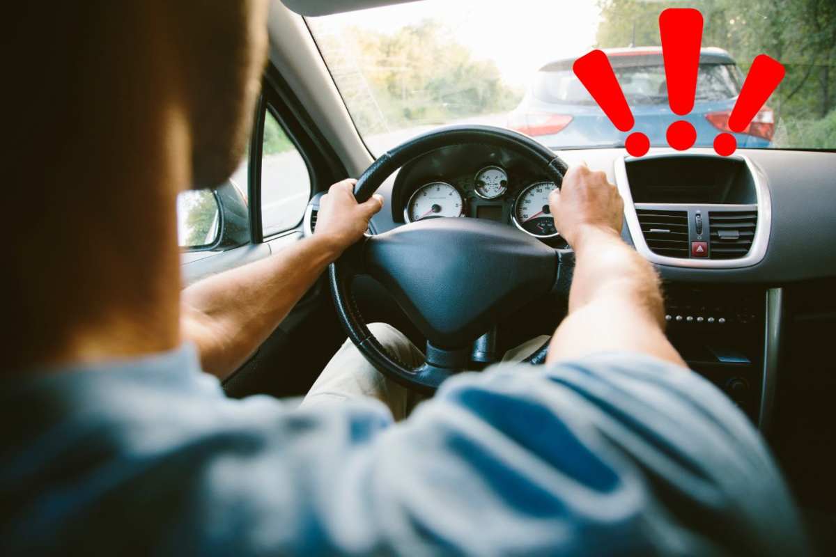 Un uomo in auto e tre punti esclamativi