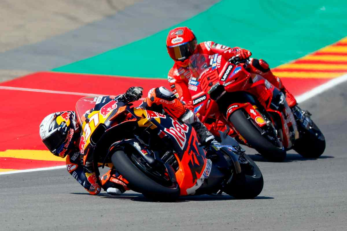 Acosta in bagarre con la Ducati