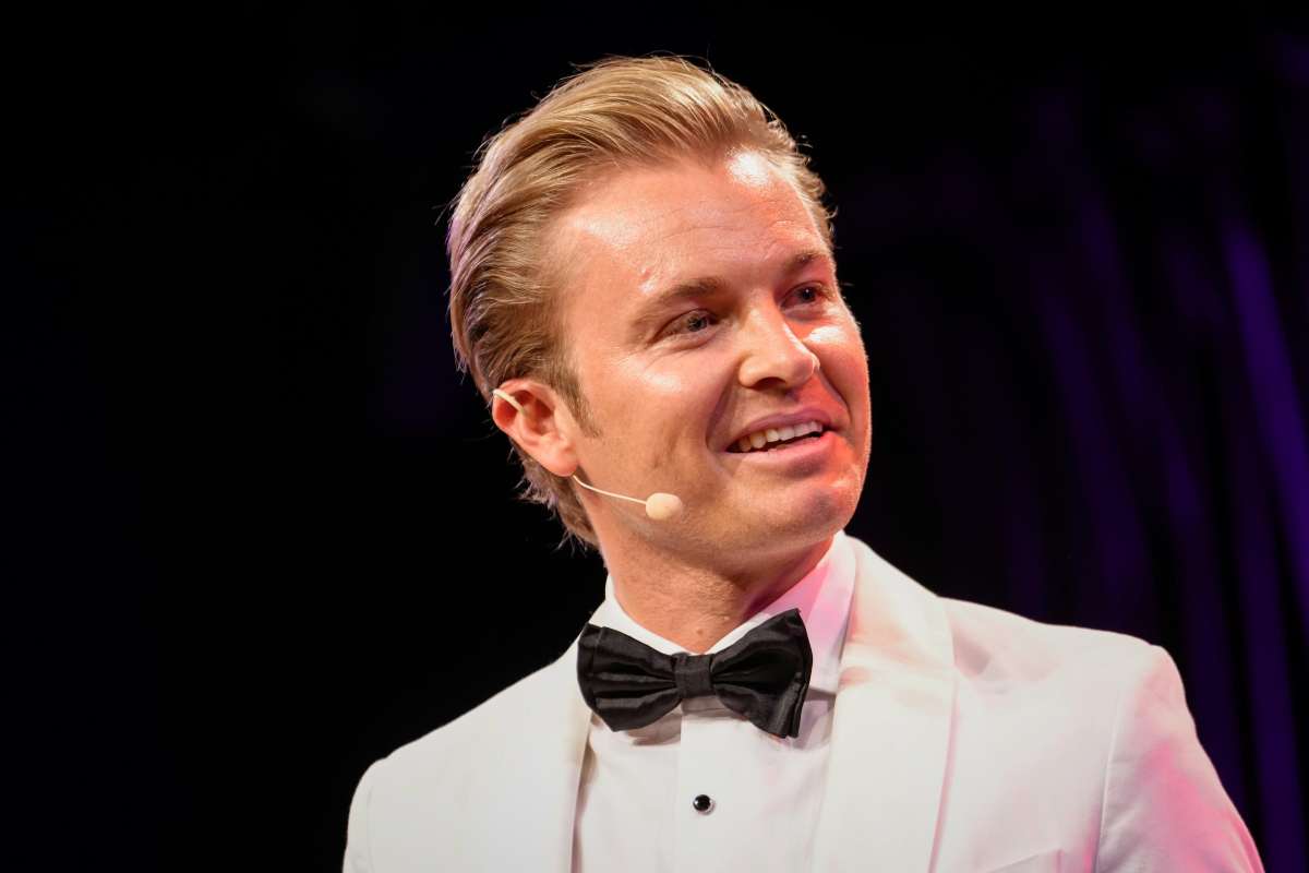 Rosberg premiato sul palco