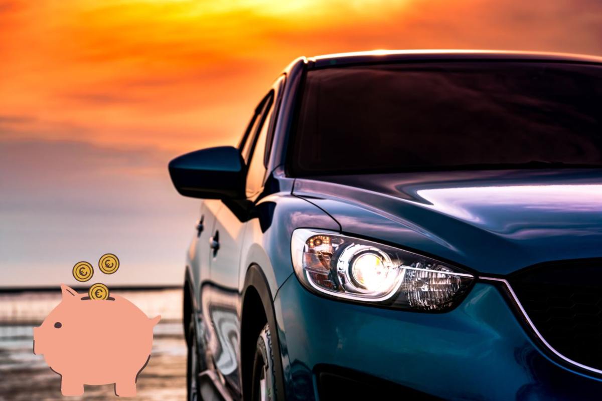 Un'auto al tramonto e un salvadanaio con degli euro in monete