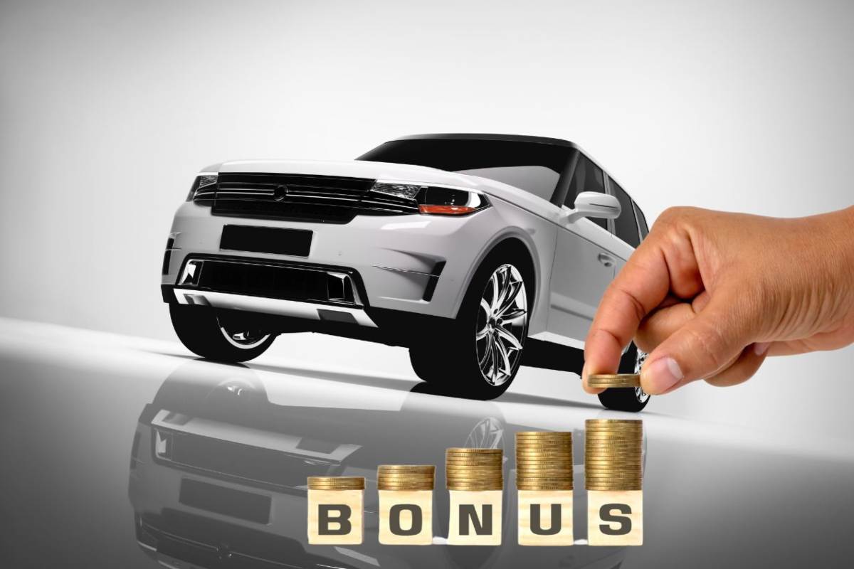 Un SUV bianco e la scritta Bonus con delle monete