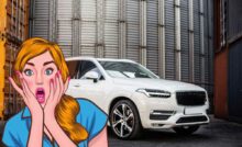 Un'auto bianca sullo sfondo e davanti il disegno di una donna meravigliata