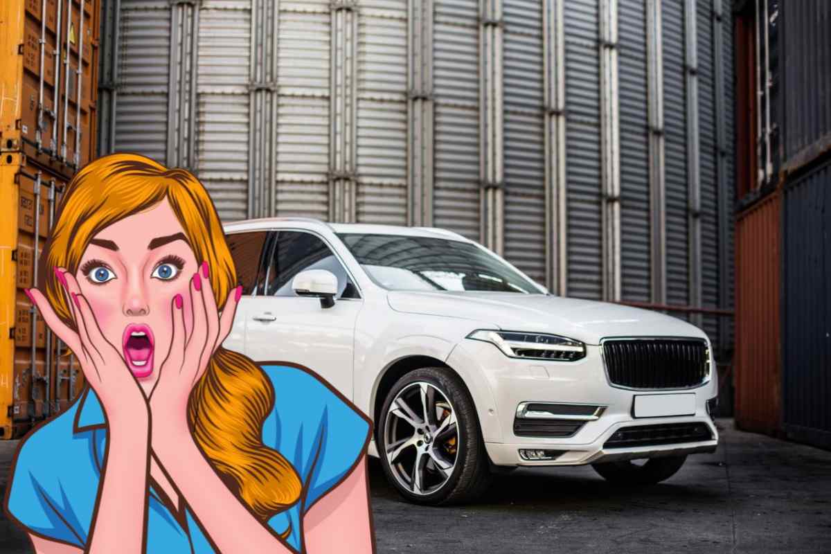 Un'auto bianca sullo sfondo e davanti il disegno di una donna meravigliata