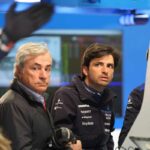 Carlos Sainz con il figlio del box