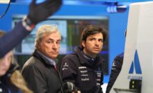 Carlos Sainz con il figlio del box