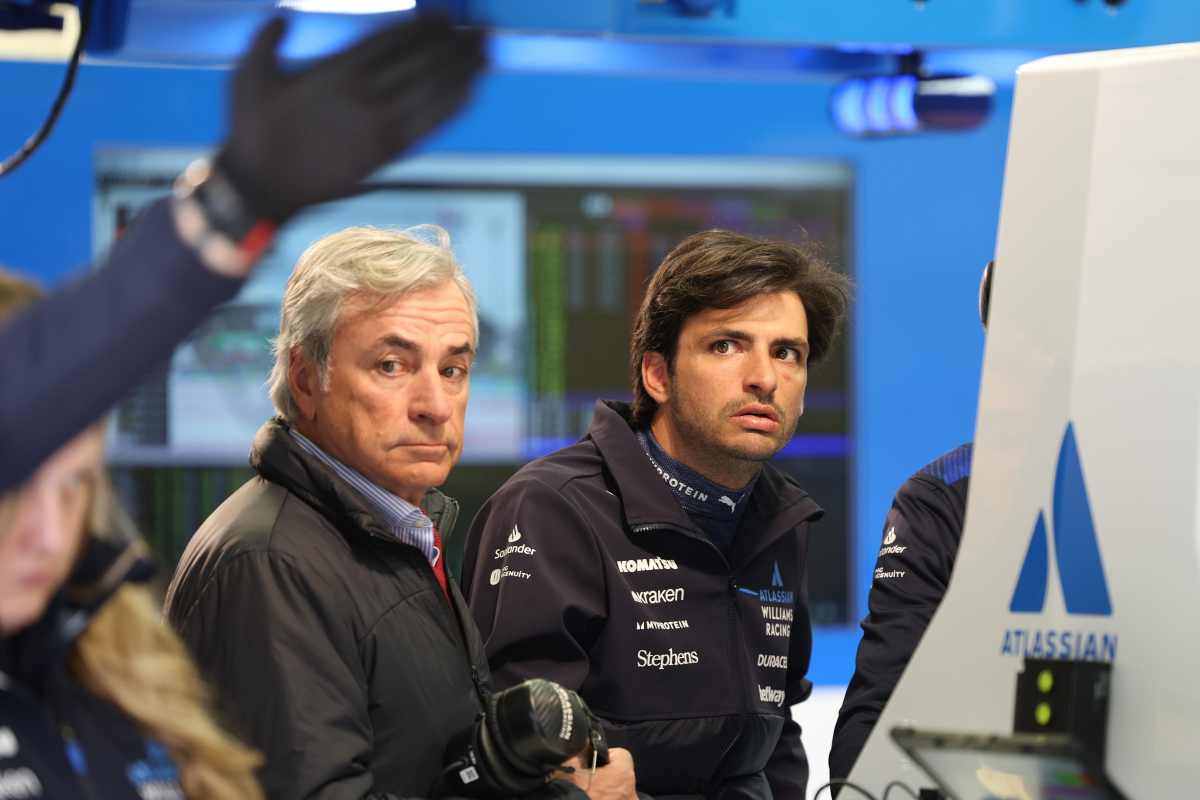 Carlos Sainz con il figlio del box