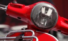 Il dettaglio di uno scooter Vespa