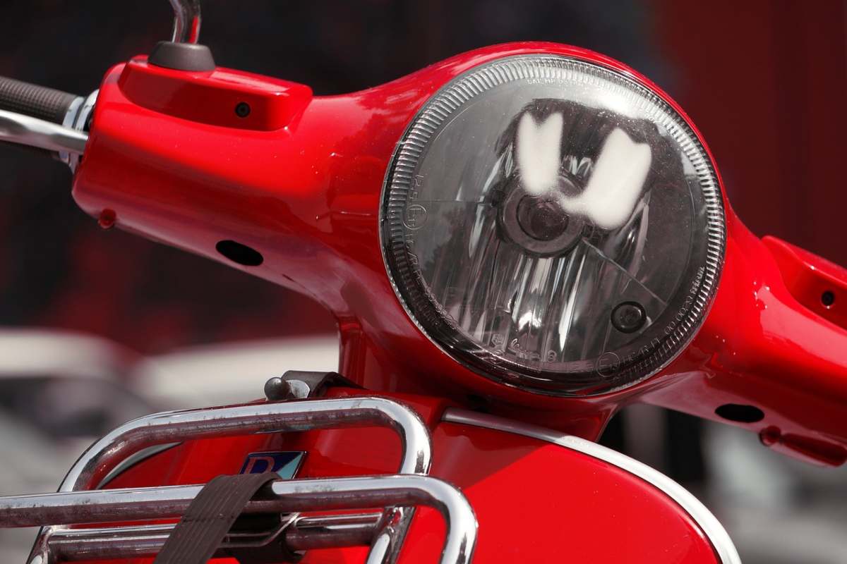 Il dettaglio di uno scooter Vespa