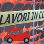 La scritta lavori in corso, il disegno di una vettura rossa e l'immagine dell'Italia