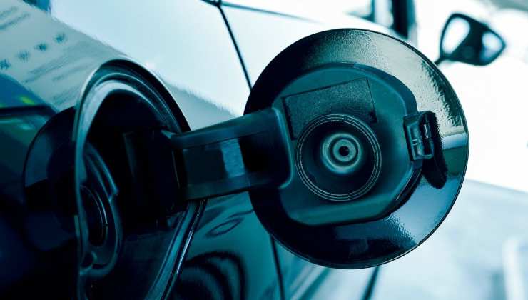 Il tappo del serbatoio di un'auto
