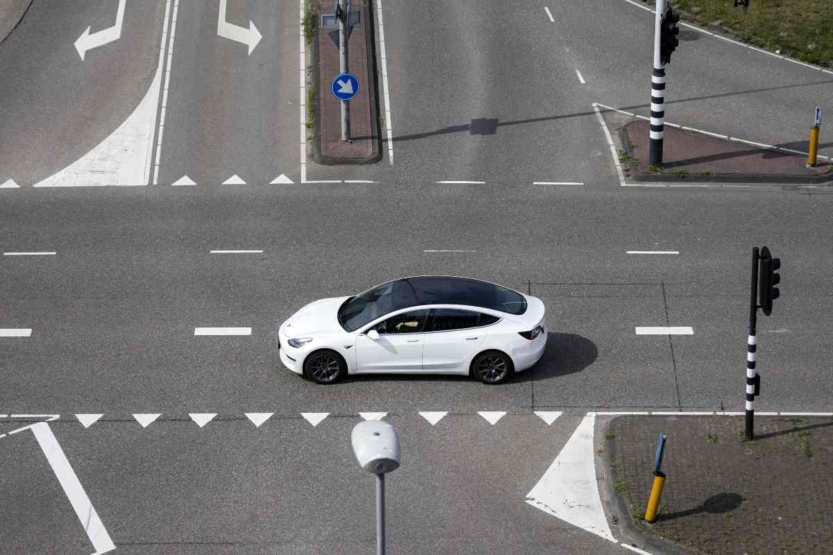 Una Tesla in strada