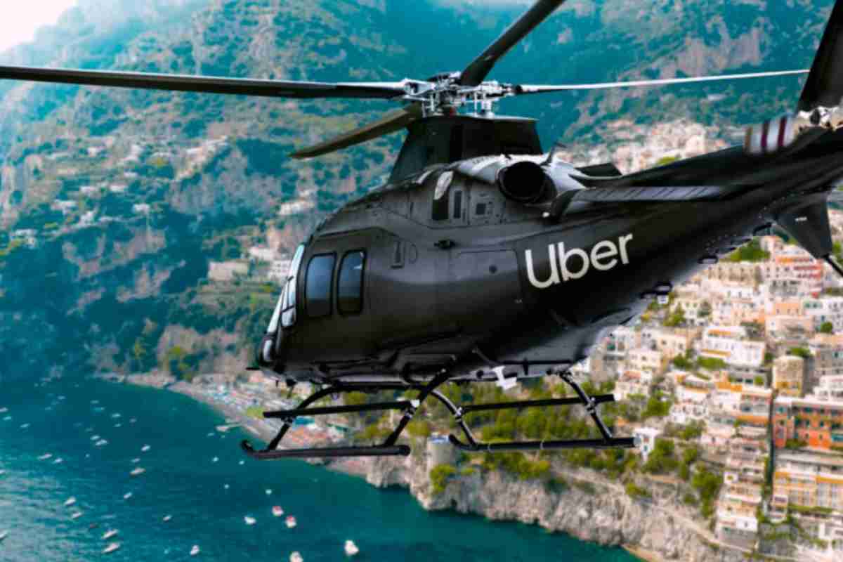 L'elicottero di Uber Copter sorvola la Costiera Amalfitana