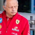 Frederic Vasseur osserva con il volto corrucciato