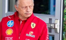 Frederic Vasseur osserva con il volto corrucciato