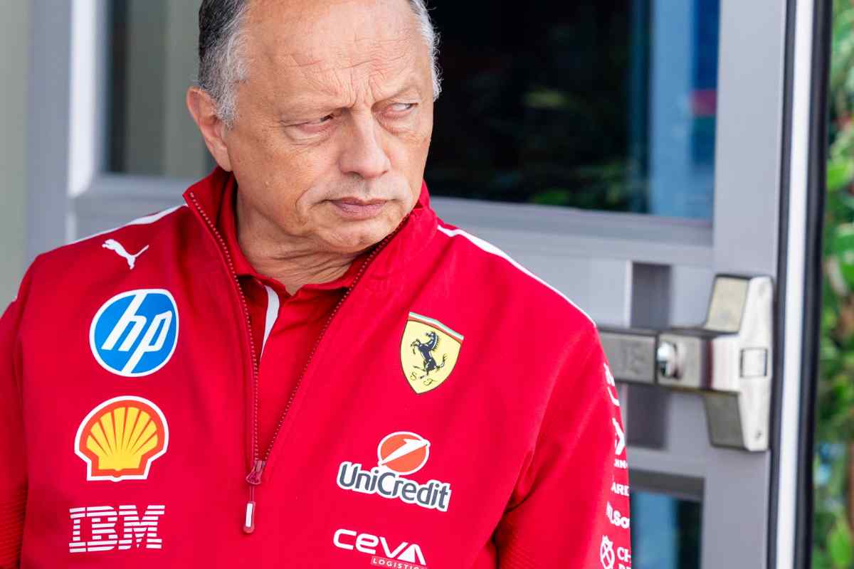 Frederic Vasseur osserva con il volto corrucciato