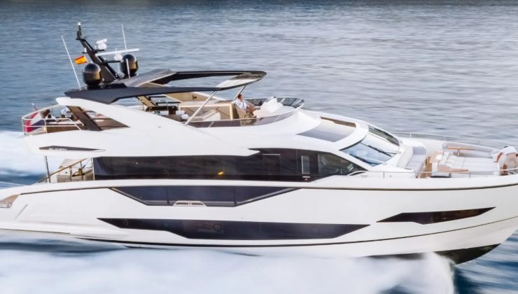 Lo yacht Sunseeker 90 in mare