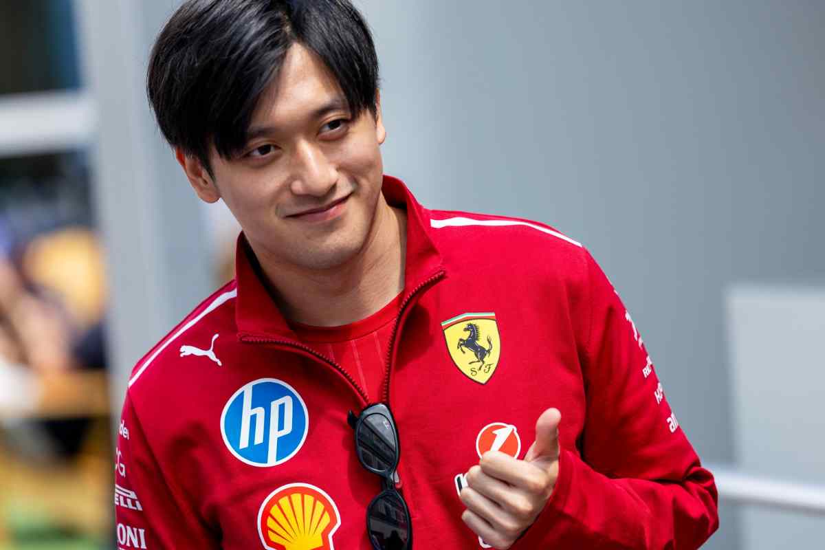 Guanyu Zhou con la tuta della Ferrari