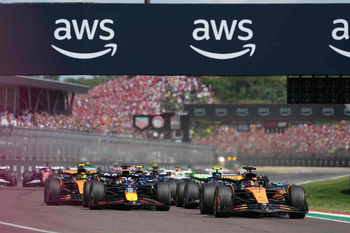 monoposto di Formula 1 in partenza