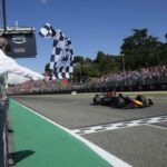 una monoposto di F1 taglia il traguardo