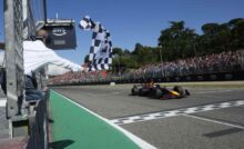 una monoposto di F1 taglia il traguardo