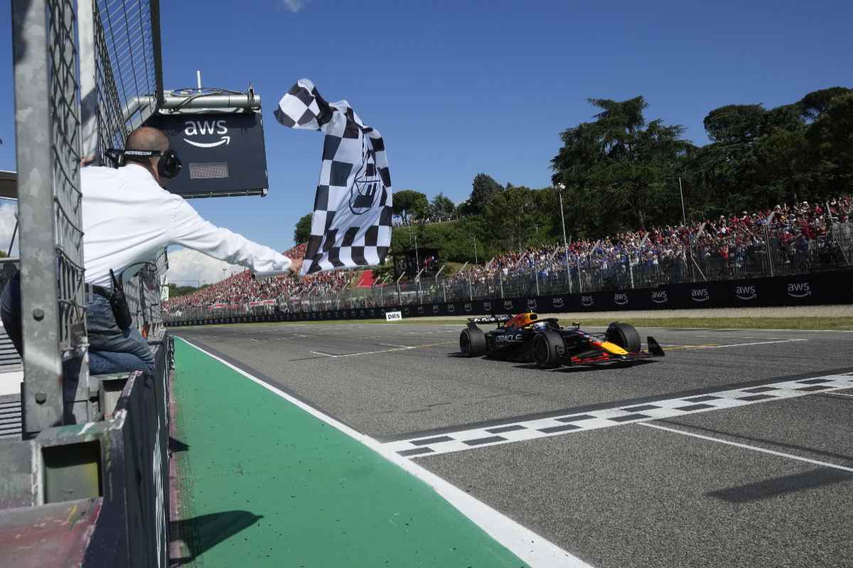 una monoposto di F1 taglia il traguardo