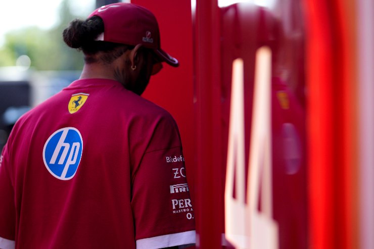 Lewis Hamilton fotografato di spalle