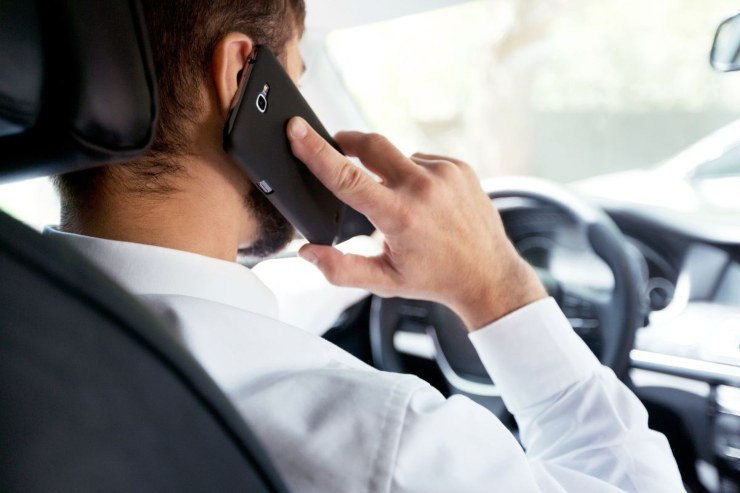 Telefono auto semaforo multa