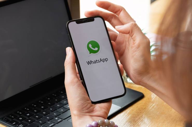 WhatsApp auto Android Auto Apple CarPlay