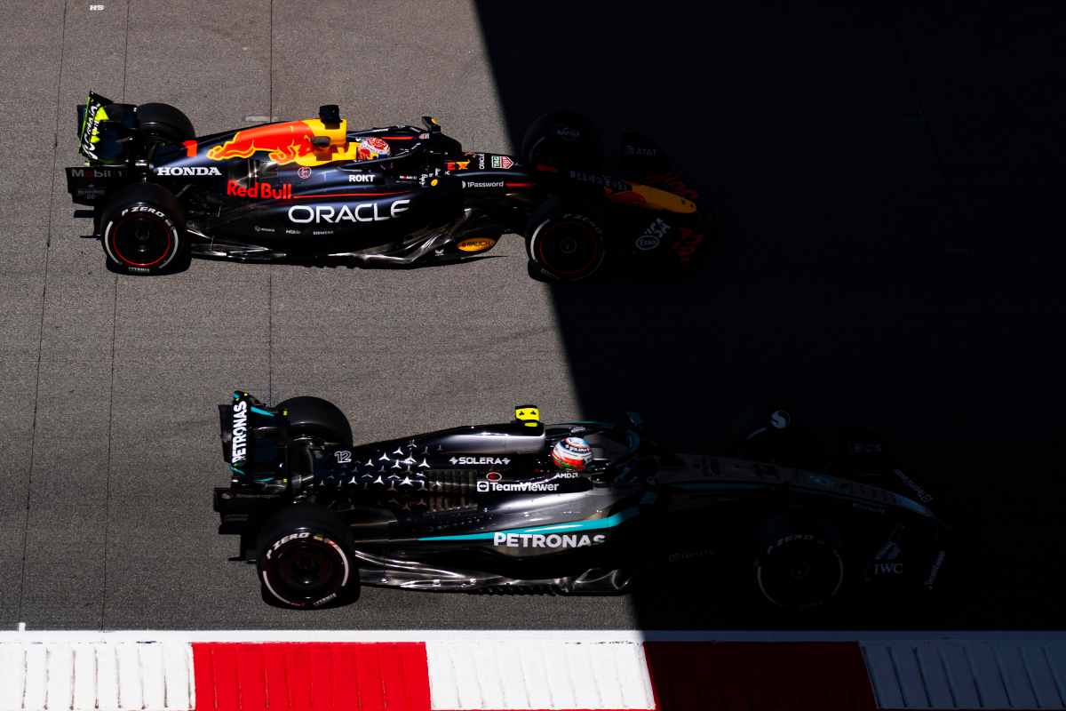 La Red Bull di Verstappen affiancata alla Mercedes di Antonelli