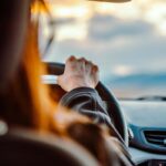 Persona alla guida di un'auto